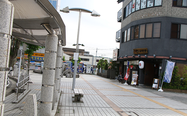 秦野駅南口のマツモトキヨシの方向へ